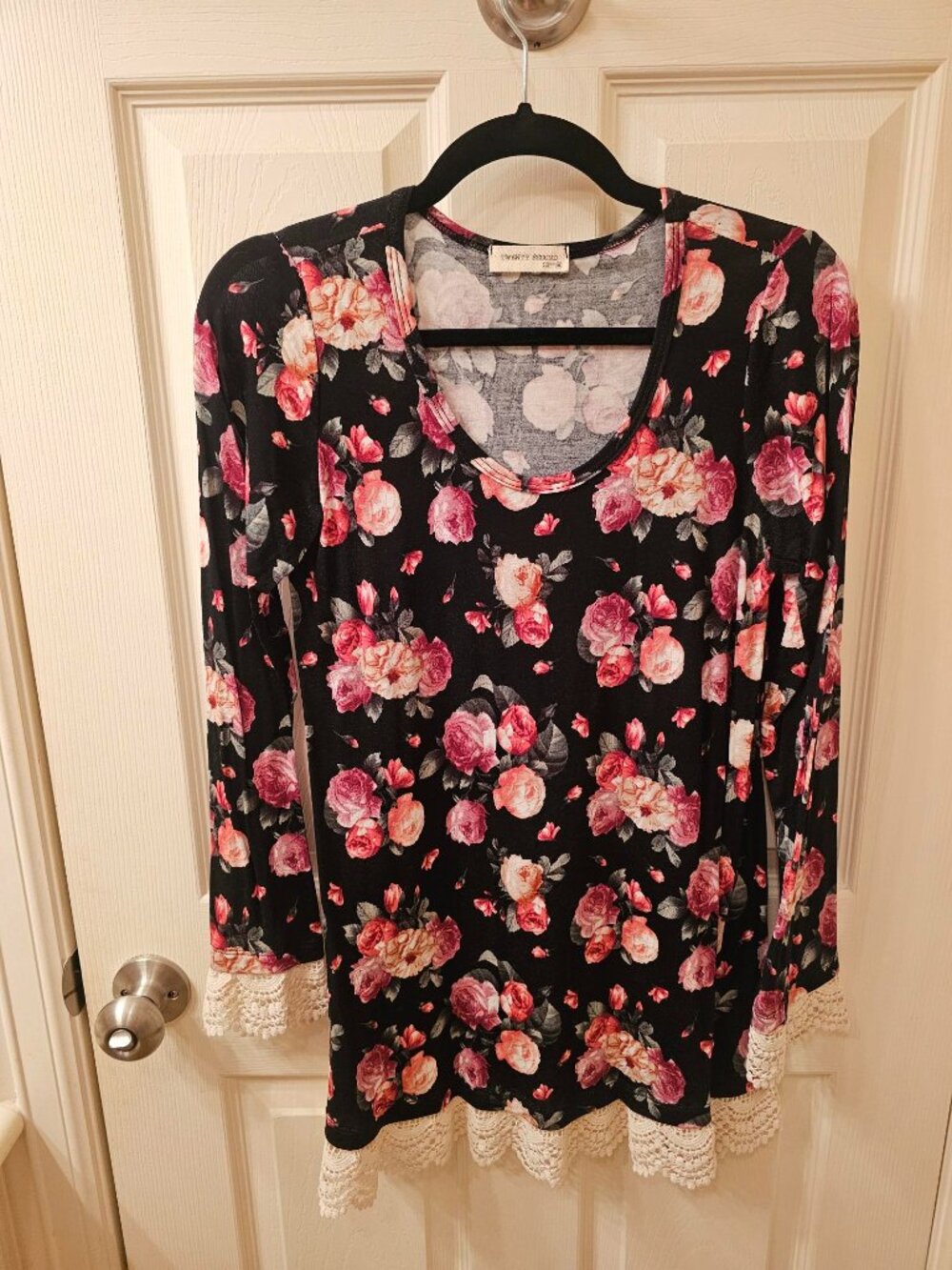 Twenty Second Medium Black Floral Blouse w / Lace